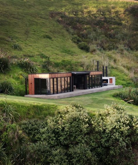 House With Big Windows, Central Otago, Hillside House, Waiheke Island, Modern Mountain Home, Architecture Model House, Casa Container, Exterior Cladding, Big Windows