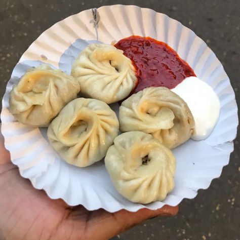 Steamed Momos, Veg Momos, College Food, Mumbai Street Food, Mumbai Food, Food Gallery, Indian Street Food, Cheese Lover, Food Places