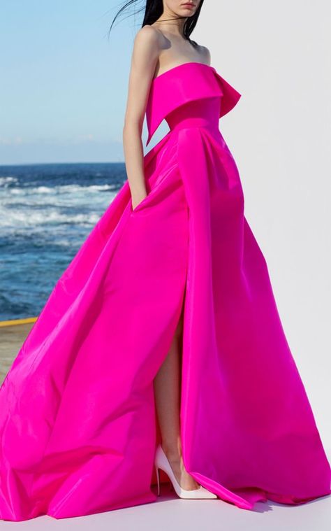 Neon pink Alex Perry gown - unique bright colorful wedding dress inspiration Shoulder Off, Alex Perry, Pink Gowns, Elegante Casual, Ținută Casual, Couture Gowns, Moda Vintage, Gorgeous Gowns, Looks Style