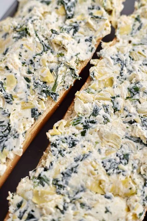 Made with a creamy spinach and artichoke topping and baked in the oven, this homemade garlic bread is the tastiest side you'll ever make! Homemade Garlic Bread with Spinach and Artichokes Spinach Garlic Bread, Spinach Artichoke Bread, Artesian Bread, Artichoke Bread, Spinach Bread, Spinach And Artichoke Dip, Homemade Garlic Bread, Garlic Spinach, Spicy Cheese