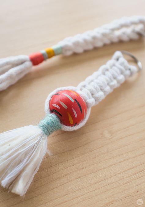 Download free instructions for macramé keychains. And get inspired to make braided and tassel keyrings for keys, backpacks, luggage tags, purses, and more. How To Make Keychains, Diy Keyring, Tassel Keyring, Diy Tassel, Macrame Patterns Tutorials, Tassel Keychain, Wreath Tutorial, Macrame Knots, Macrame Tutorial