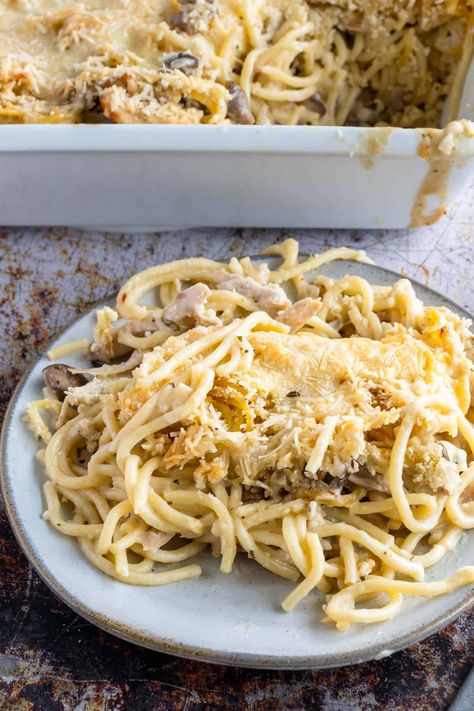 Easy Turkey Tetrazzini - Simply Scrumptious Eats Turkey Tetrazzini Recipe Easy, Classic Turkey Recipe, Easy Turkey Tetrazzini, Turkey Tetrazzini Easy, Turkey Tetrazzini Recipe, Baked Meals, Cheesy Turkey, Easy Casserole Dishes, Creamy Spaghetti