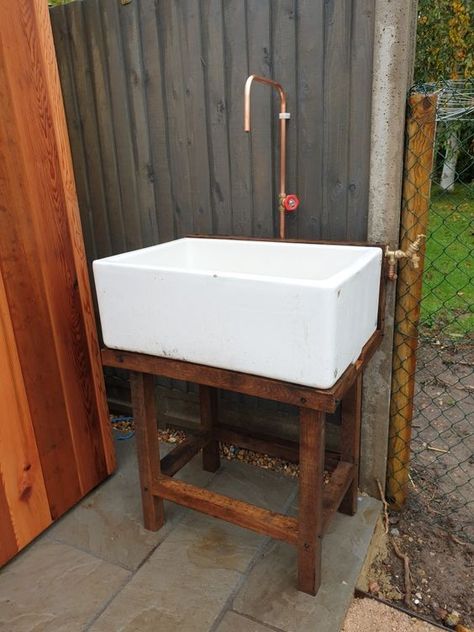 DIY Outdoor Sink Butler Sink Utility Room, Outdoor Tap Ideas, Butler Sink Garden Ideas, Outdoor Sinks Diy, Outdoor Sink Ideas, Diy Outdoor Sink, Belfast Sink Garden, Door Sink, Free Standing Kitchen Sink