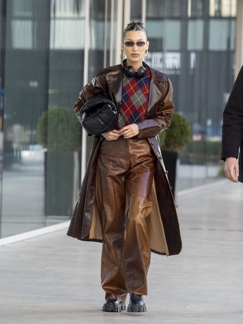 Outfit Marrone, Cardigan Gris, Bella Hadid Street Style, London Fashion Weeks, Bella Hadid Outfits, Bella Hadid Style, Hadid Style, Brown Outfit, Milano Fashion Week