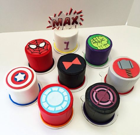 Avengers themed mini cakes Mini Spiderman Cake, Simple Marvel Cake, Mini Cake Spiderman, Marvel Theme Cake, Avengers Cake Ideas, Avengers Themed Cakes, Easter Chocolate Covered Oreos, Marvel Cakes, Marvel Birthday Cake