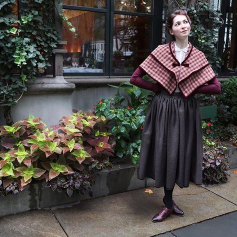 Bernadette Banner on Instagram: “Day 20: Small And here I present to you a Small Cape! This was a fun little project that happened by accident a couple of weeks ago, using…” Edwardian Fashion Modern, Memade Wardrobe, Feminine Modesty, Bernadette Banner, Dresses Hanging, Clothing Aesthetics, History Bounding, Medieval Dresses, Gaun Abad Pertengahan