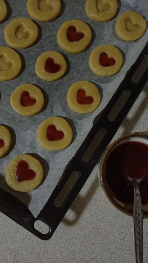 Heart cookiekalpli pinterest kurabiye Heart Cookies Aesthetic, Picnic Snacks, Heart Cookie, Heart Food, Cookout Food, Heart Cookies, Mind Body And Soul, Food Yummy, Snap Food