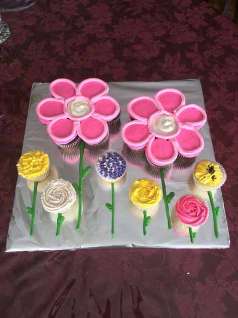 Cupcake Flower Cake, Flower Cupcake Cake Pull Apart, Mother S Day Cupcakes, Mother’s Day Cupcakes, Flower Cupcake Cake, Easter Party Food, Pull Apart Cupcake Cake, Flower Cupcake, Pull Apart Cake