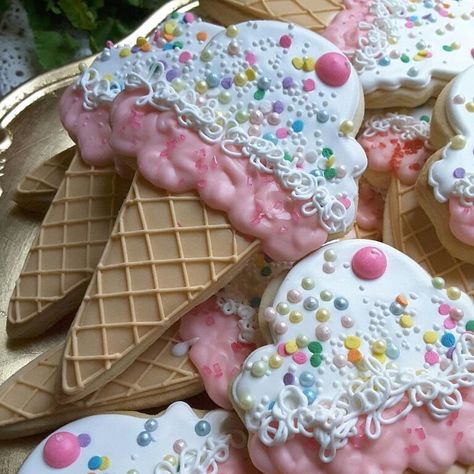 Decorated Cookie Ideas, Ice Cream Cone Art, Ice Cream Cone Cookies, Cream Cookies, Iced Biscuits, Cupcakes Decorados, Summer Cookies, Sugar Cookie Designs, Pretty Cookies