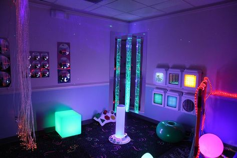 Daycare Sensory Room, Sensory Friendly Bedroom, Sensory Nook, Adult Sensory Room, Therapeutic Classroom, Snoezelen Room, Sensory Objects, Sensory Kids Room, Sensory Room Ideas