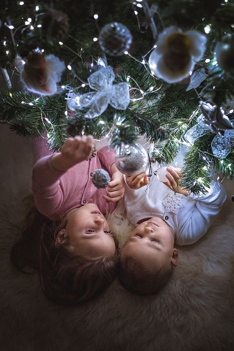 Christmas Eve Photoshoot, 2023 Christmas Pictures, Kids Xmas Photoshoot, Christmas Card Siblings, Family Christmas Light Pictures, Christmas Kids Picture Ideas, Christmas Tree Kids Pictures, Kid’s Christmas Photoshoot, Photos With Christmas Lights