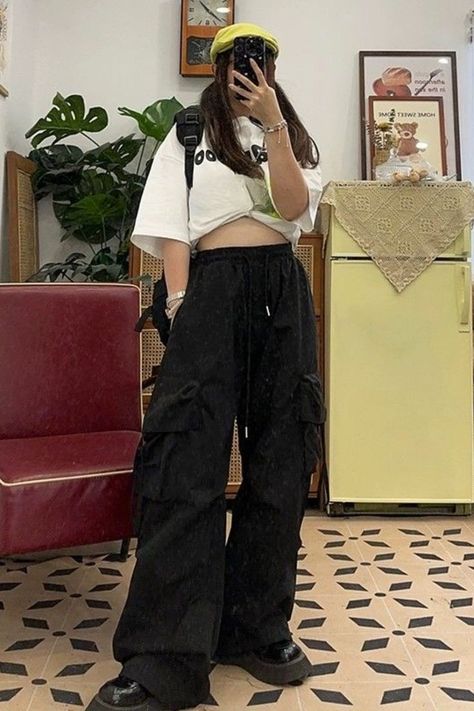 cargo pants outfit Black Cargo Pants Women, Streetwear Japanese, Fashion Baggy, Oversized Sweatpants, Y2k Harajuku, Baggy Trousers, Black Cargo Pants, Black Cargo, Cargo Pants Women