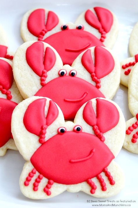 Crab Cookies - a fun tutorial for making this crab cookies - perfect for a summer BBQ party! Crab Cookies, Nautical Cookies, Sea Cookies, Summer Sugar Cookies, Cookies Decorated With Royal Icing, Beach Cookies, Cookie Decoration, Clam Bake, Cookies Baking