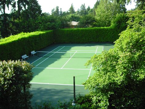 Hedges surrounding private tennis court Tennis Ground, Tennis Court Backyard, Tennis Court Design, Private Tennis Court, Pickleball Court, Tennis Courts, Sport Court, Play Tennis, Dream Backyard