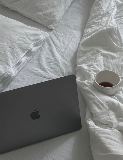 Mac Book On Bed, Mac Book Astetic, Aesthetic Laptop Photos, Laptop In Bed Aesthetic, Lap Top Aesthetic, Mac Laptop Aesthetic, Laptop Pictures Aesthetic, Laptop Astethic, Mac Book Aesthetic