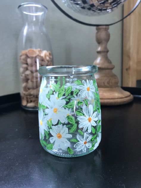 Glass jar painted with daisy flowers Flower Jar Painting, Painting Jars With Acrylic Paint, Jar Painting Ideas Cute Easy Flower, Acrylic Painting On Glass Jars, Painted Recipe Box, Painting Jars, Glass Jar Painting Ideas Cute Flower, Jar With Flowers, Plants In Jars