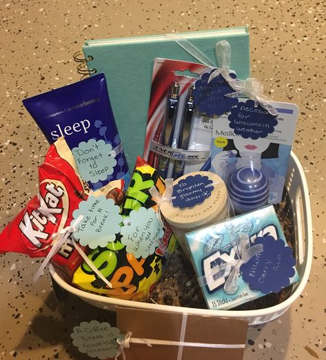 Graduation gift basket Graduation Gift Basket Ideas For Boys, Senior Gift Basket Ideas, Graduation Gift Baskets, Cheap Graduation Gifts, Best Friend Bday Gifts, College Basket, Graduation Basket, Meaningful Graduation Gifts, Graduation Gift Basket