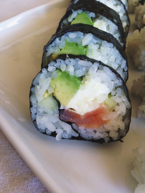 Philly Sushi Roll, Philly Roll Sushi, Philadelphia Rolls, Making Sushi Rice, Apartment Recipes, Sushi Fillings, Gf Cooking, Salmon Sushi Rolls, Sushi Recipes Homemade