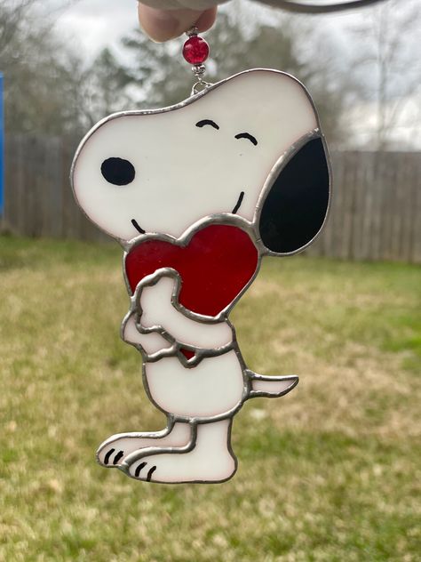 Stained glass Snoopy Stained Glass Pattern, Stained Glass Funny, Stained Glass Valentines, Valentine Stained Glass Ideas, Stainglass Patterns, Snoopy Baby Shower, Disney Stained Glass, Stained Glass Heart, L'art Du Vitrail