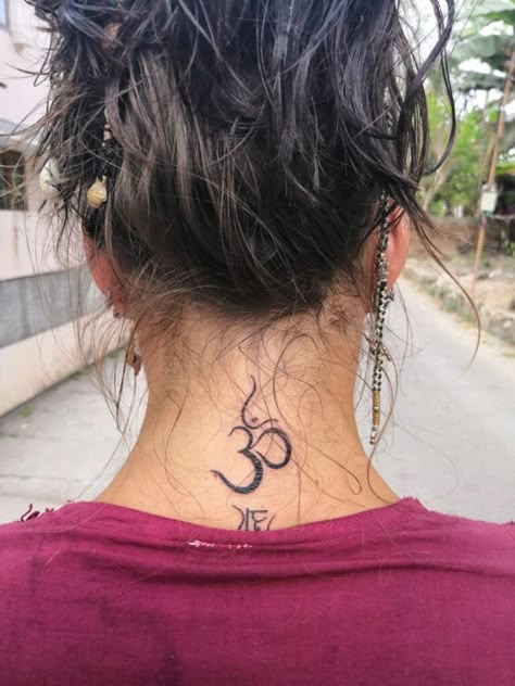 Om Shanti Om Tattoo, Om Back Tattoo Women, Om Tattoo Design Women Neck, Om Tattoo Back, Om Tattoo Neck, Om Shanti Tattoo, Om Tatoos Design, Om Tattoo On Neck, Aum Tatoos