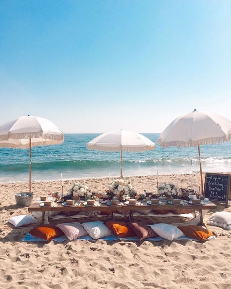 Malibu Beach Aesthetic, Beach Dinner Party, Picnic By The Beach, Beach Dinner Parties, Beach Picnic Party, Beach Dinner, Beach Birthday Party, Picnic Aesthetic, Beach Party Decorations