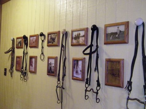 Create a wall of old tack and art! Horse Tack Decor Ideas, Horse Bridle Display, Horse Tack Decor, Stable Office, Equestrian Bedroom, Equine Decor, Horse Bedroom, Horse Room, Dream Horse Barns