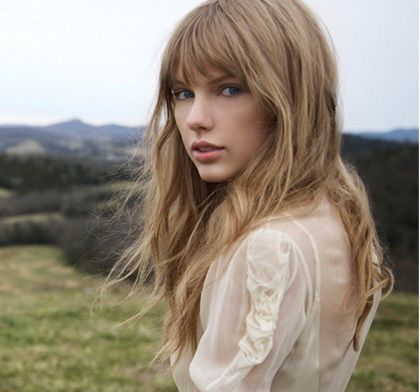 Taylor Swift Taylor Swift Safe And Sound, Blonde Bangs, Straight Bangs, Safe And Sound, Taylor Swift Music, Super Hair, Taylor Swift Red, Red Taylor, Red Hair Color