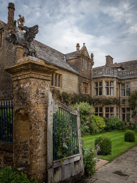 Potter Manor, Mapperton House, Backgrounds Reference, Old English Manor, Indoor Mural, European Countryside, Mansion Living, Mansion Bedroom, Victorian Manor