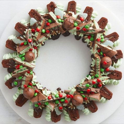 Dessert Christmas Wreath, Christmas Decor Ideas Australia, Cheesecakes For Christmas, Wreath Dessert Christmas, Christmas Dessert Wreath, Dessert Wreath, Christmas Wreath Dessert, Wreath Dessert, Cheesecake Christmas