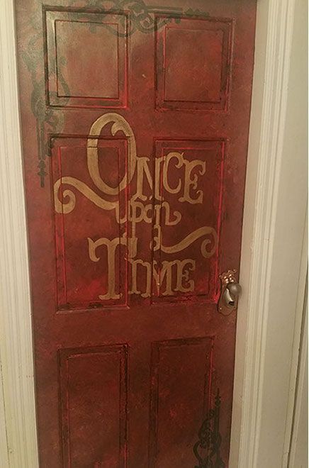 Disney Rooms Aesthetic, Peter Pan Home Decor, Plain White Room, Faerie Room, Goth Farmhouse, Cinderella Room, Library Corner, Casa Disney, Disney Bathroom