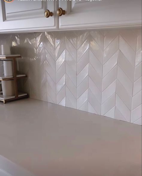 Pretty Backsplash Kitchen, Fun Kitchen Backsplash Ideas, Nude Kitchen Ideas, Pearl Backsplash Kitchen, Clean Aesthetic Home, Aesthetic Home Interior, Kitchen Backsplash Tile, Kitchen Tiles Design, Kitchen Backsplash Designs