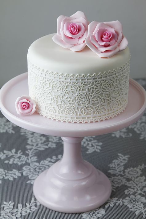 Alan's Rose Lace Cake, Cakes Lace Cake Designs, Lace Cakes, Lace Cake, Fingerfood Party, Purple Wedding Cakes, Edible Lace, Patterned Cake, Winter Wedding Cake, Lace Wedding Cake