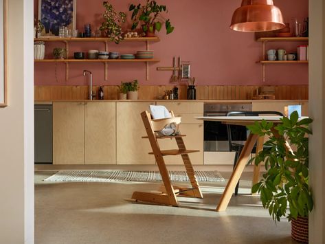 Tripp Trapp Stuhl: Der Klassiker von Peter Opsvik für Stokke wird 50 | AD Magazin Tripp Trapp, Baby Set, Architectural Digest, Standing Desk, Limited Edition, Shelves, Desk, Furniture, Home Decor