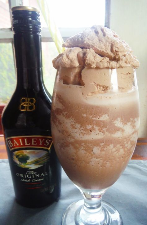 King's: Frozen Bailey's Irish Cream Hot Chocolate with Chocolate Whipped Cream Irish Cream Hot Chocolate, Milkshake Smoothie, Baileys Drinks, Irish Cream Recipe, Baileys Recipes, Frozen Hot Chocolate, Chocolate Whipped Cream, Baileys Irish, Chocolate Milkshake