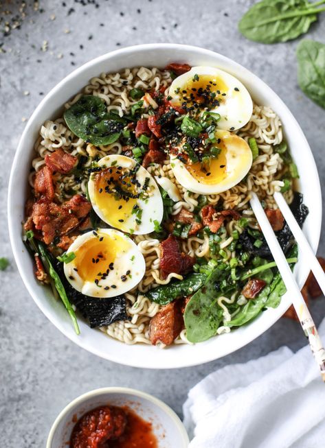 Nasi Goreng Recept, Egg Ramen, Tomato Breakfast, Crispy Eggplant, Baker By Nature, Ramen Noodle Recipes, Breakfast Hash, Ramen Recipes, Nasi Goreng