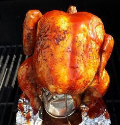 C’est le poulet le plus juteux que vous allez manger de toute votre vie… En plus, c’est super facile à faire et avouez-le, vous êtes curieux Chicken On The Grill, Can Chicken, Beer Can Chicken, Summer Cooking, Winner Winner Chicken Dinner, Summer Grilling, Canned Chicken, On The Grill, Whole Chicken