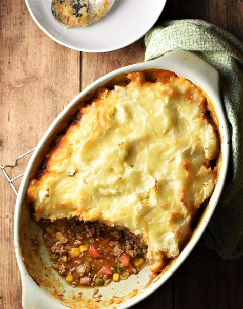 This easy shepherd's pie recipe is a hearty, delicious and quick dish perfect for a weeknight family dinner. Made with lean ground turkey as well as a generous amount of vegetables, this recipe is proof that great comfort food can also be healthy. #turkeyrecipes #shepherdspie #cottagepie #groundturkey #onepotdinner #everydayhealthyrecipes Turkey Shepards Pie, Ground Turkey Shepherd's Pie, Turkey Shepherds Pie Recipe, Shepherds Pie Recipe Healthy, Healthy 2024, Shepards Pie Recipe, Turkey Shepherds Pie, Easy Shepherds Pie, Df Recipes