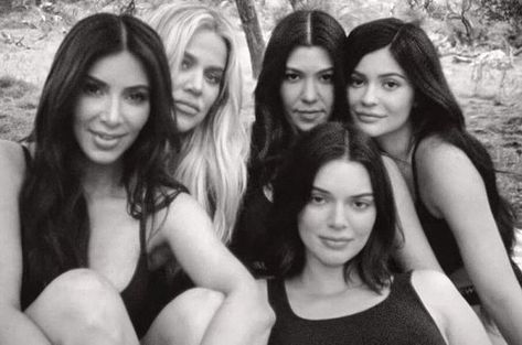 Kardashian/Jenner Kardashian Family Photo, Couples Food, Sunset Food, Sister Squad, Keeping Up With The Kardashian, Estilo Kardashian, Instagram Skincare, Nails Accessories, View Sunset