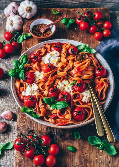 Pasta Napoli, Simple Vegan Pasta, Best Tomato Sauce Recipe, Pasta With Tomato Sauce, Pasta Sauce Recipes Tomato, Spaghetti Al Pomodoro, Pasta Al Pomodoro, Creamy Tomato Pasta, Tomato Pasta Recipe