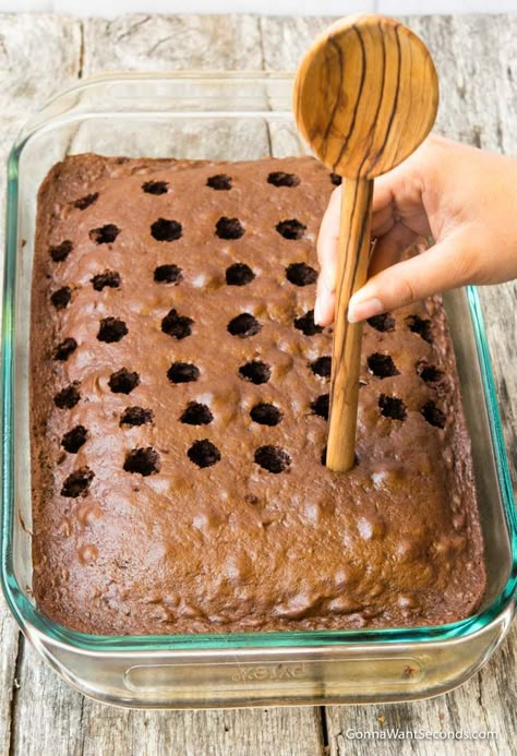 Butterfinger Cake Process Shot Butterfinger Cake Recipe, Butterfinger Cake, Pudding Poke Cake, Oreo Pudding, Chocolate Poke Cake, Fudge Chocolate, Chocolate Turtles, Poke Cake Recipes, Poke Cakes