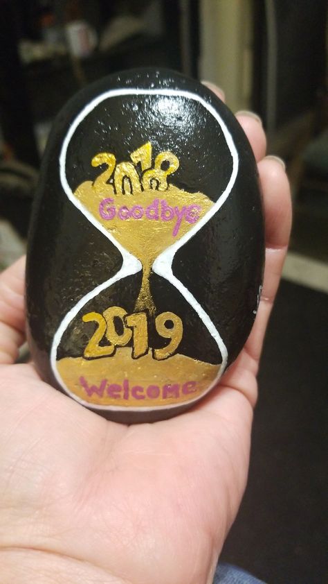 Gold Rock Painting Ideas, New Years Painting Ideas, New Year’s Eve Painting Ideas, New Years Painted Rocks 2023, Gold And Silver Painted Rocks, New Year Painted Rocks, Painted Rocks New Years, Rock Concert Rock Painting, Christmas Pebble Art