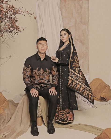 Adat Jawa Hijab, Batik Wedding, Nikita Willy, Prewedding Hijab, Wedding Video Inspiration, Foto Prewed, Foto Pertunangan, Muslim Wedding Gown, Pose Prewedding