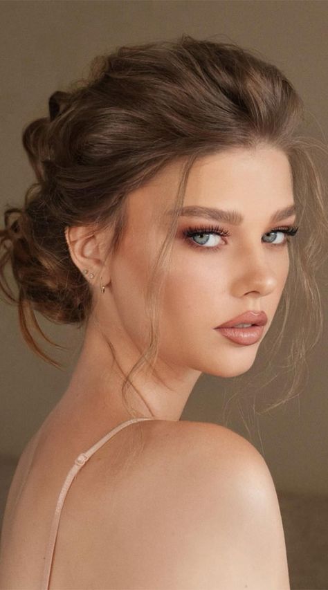 Sultry Daytime Makeup, Prom Makeup For Doe Eyes, Bridal Makeup Glowy Glam, Natural Makeup For Formal, Gentle Makeup Look, Minimal Formal Makeup, Low Contrast Bridal Makeup, Dewy Wedding Makeup Glow, Prom Make Up For Green Eyes