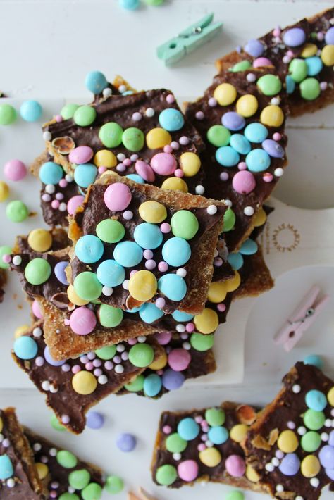 Easter Cracker Candy, Easter Bark Recipe, Hamentashen Recipe, Easter Bark, Mango Vodka, Easter Deserts, Crumble Cookie, Cracker Candy, Foo Foo