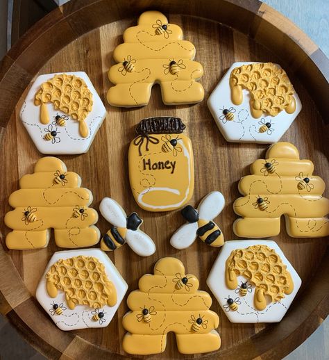 Queen Bee Cookies Decorated, Honey Comb Cookies Bubble Wrap, Beehive Decorated Cookies, Bee Hive Cookies Decorated, Honey Cookies Decorated, Bee Themed Sugar Cookies, Honey Bee Cookies Decorated, Happy Bee Day Cookies, Sweet As Can Bee Cookies