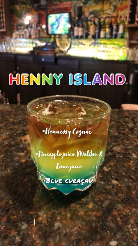 Alcoholic Drinks Hennessy, Mixed Drinks Alcoholic Bar, Wine And Vodka Drinks, Cute Liquor Drinks, Strong Liquor Drinks, Trending Alcohol Drinks, Hennessy Shots Recipe, At Home Drinks Alcohol, Henny Island Drink