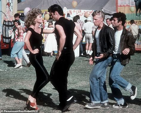 Sandy Costume, Last Minute Couples Costumes, Olivia Newton John Grease, Sandy And Danny, Easy Couples Costumes, Danny Zuko, American Accent, Sunset Boulevard, Famous Outfits