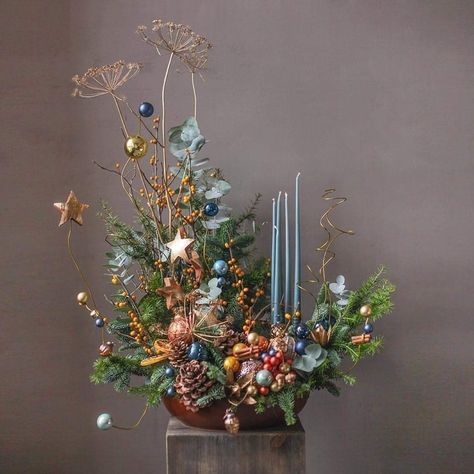 Unconventional Christmas Trees, Christmas Floral Designs, Christmas Decorations Centerpiece, Old Mirrors, Christmas Bouquet, Metallic Christmas, Christmas Planters, Christmas Flower Arrangements, Church Flower Arrangements