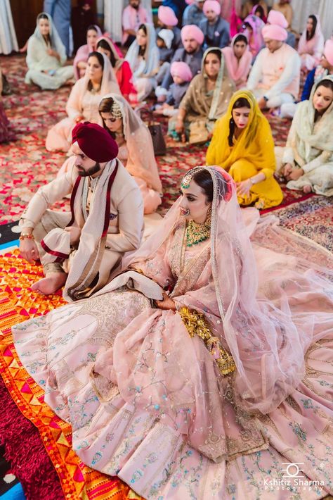 Kshitiz Sharma Photography Gurudwara Wedding, Mehandi Ceremony, Punjabi Wedding Couple, Anand Karaj, Cinema Wedding, Lehenga Red, Punjabi Couple, Punjabi Bride, Bridal Lehenga Red