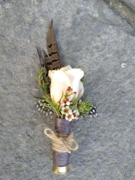 Boutineers With Feathers, Boutineer With Duck Feather, Centerpieces Wedding Country, Duck Call Boutonniere, Wedding Flowers With Feathers, Shotgun Boutineers, Western Boutineer, Shotgun Shell Boutineer, Shotgun Shell Boutonniere Diy